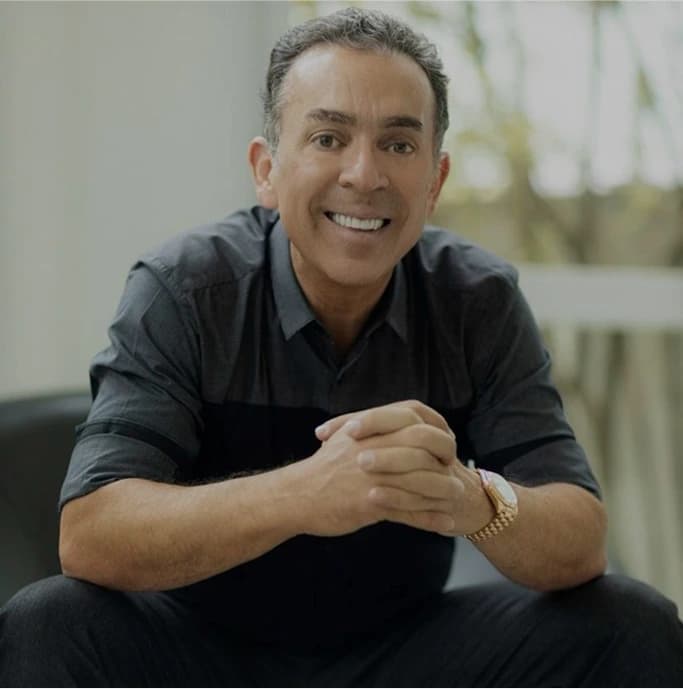 Maurício Gariglia, CEO e fundador da BR Soho e Reserva Beach Club, em pé com traje executivo